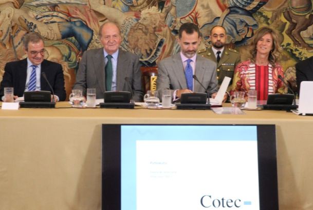 Sus Majestades los Reyes Don Felipe y Don Juan Carlos en la reunión del Patronato de Cotec